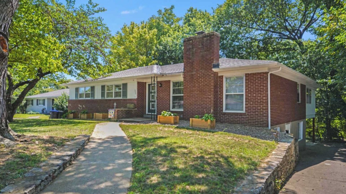 Bashford Manor House | 2-BR Home w 3 Smart TVs |Patio|Backyard |Fire Pit