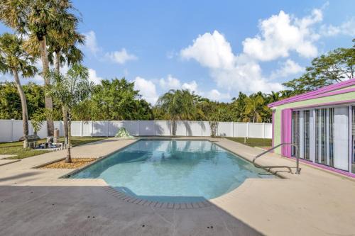 Indian River Estates House | 2 BR Jensen Beach Tropical Resort