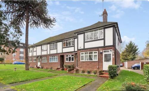 Sutton West Apartment | 2 BR lovely flat