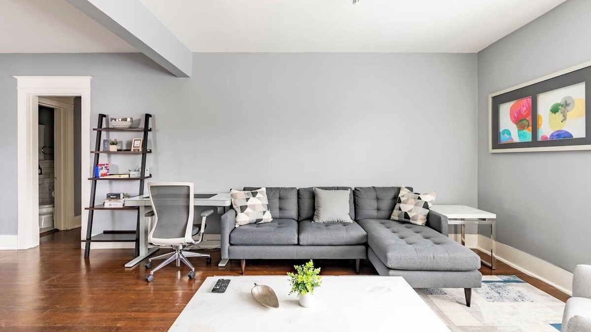 Turtle Creek House | 2 BR Oak Lawn House by Uptown WFH Setups