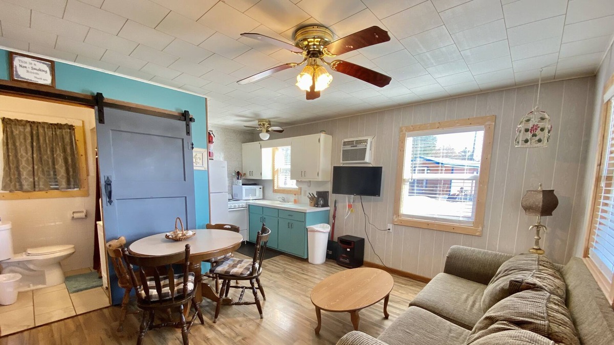 Diamond City Cottage | 2 Brdm House at Diamond City Lakeside Resort. Perfect for Family and Friends!