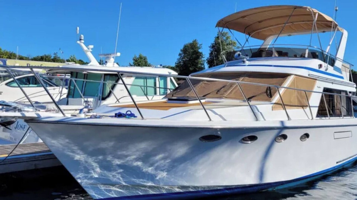 Bay Harbor Boat Rental | 2 Cabin Classic Yacht in Petoskey's Bay Harbor