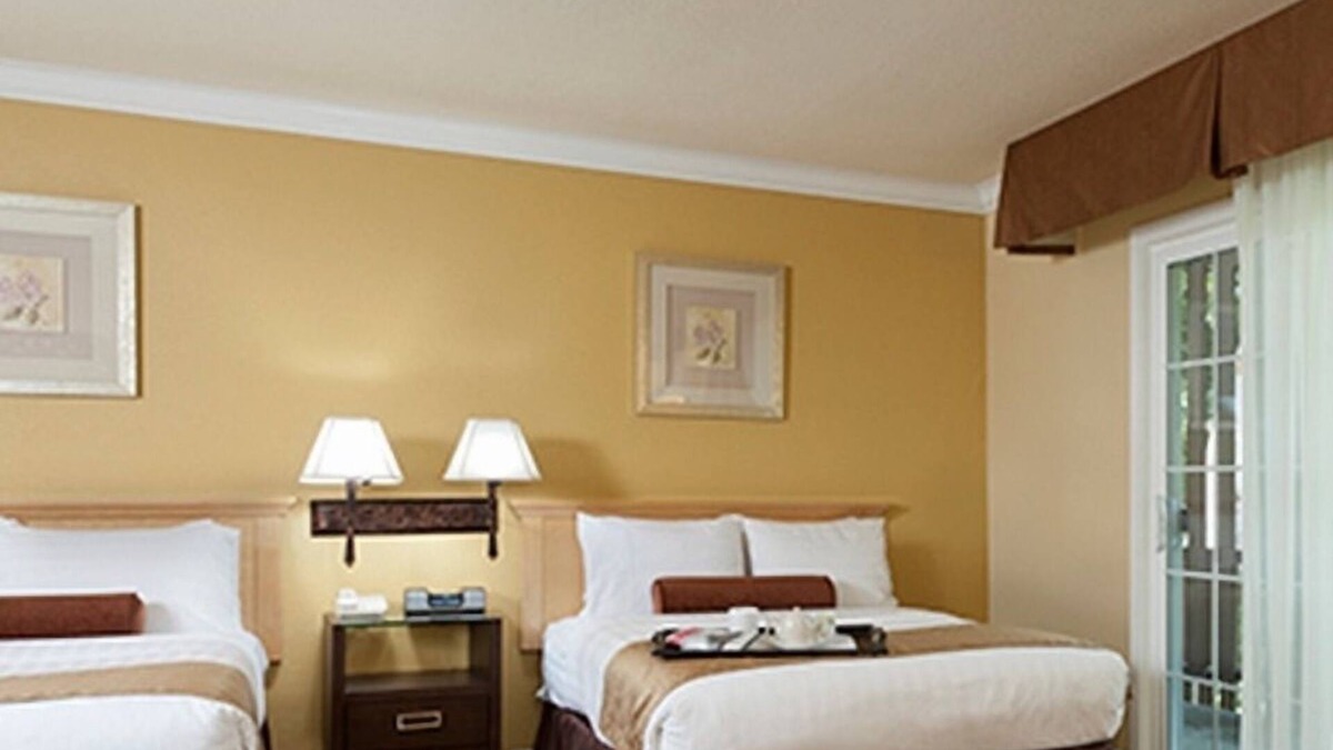 Barron Park Hotel | 2 Comfortable Room with Heated Pool, Free Breakfast & Parking in Palo Alto