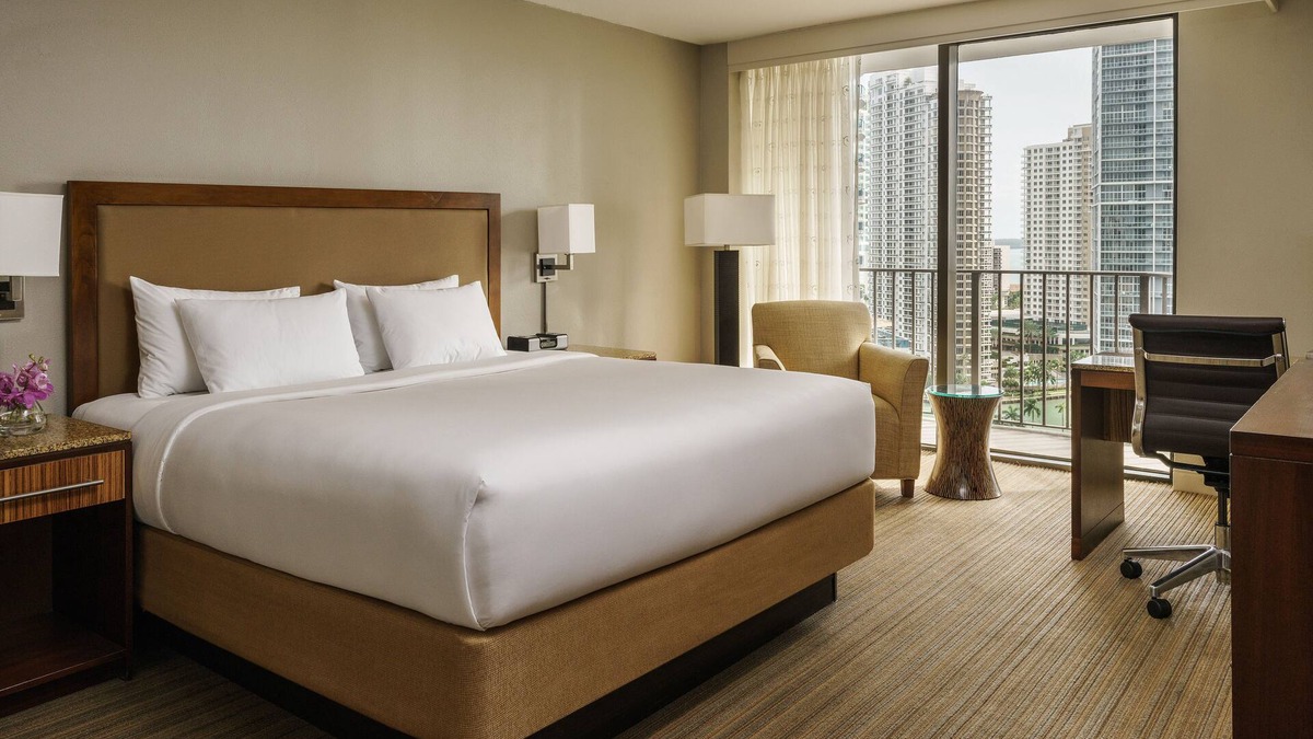 Downtown Miami Hotel | 2 Connecting Suites at a 4⭐️ Hotel