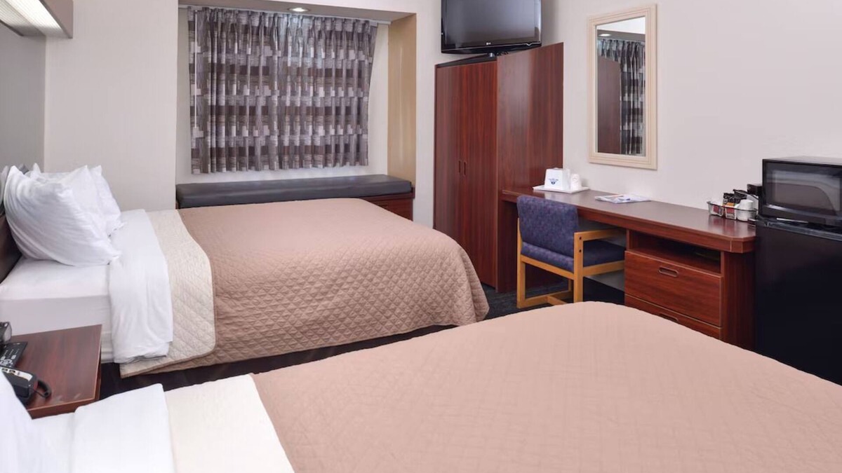 Maryville Hotel | 2 Convenient Rooms on East 1st Street and US Highway 71 | Free Breakfast