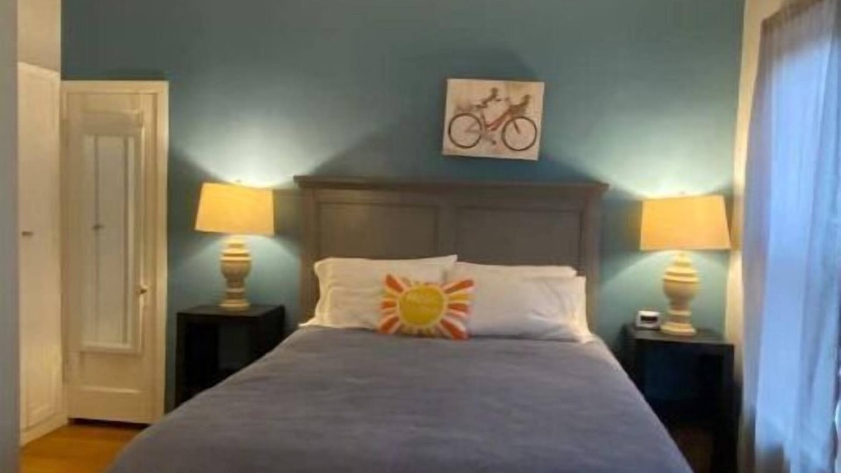Saugatuck House | #2 Cozy 1-bdrm suite downtown with parking