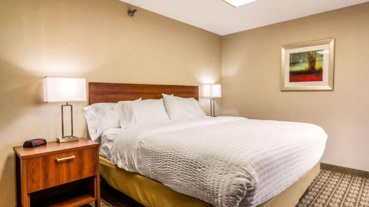 Cranberry Township Hotel | 2 Cozy Rooms in Cranberry Township with Easy Access to Pittsburgh Attractions