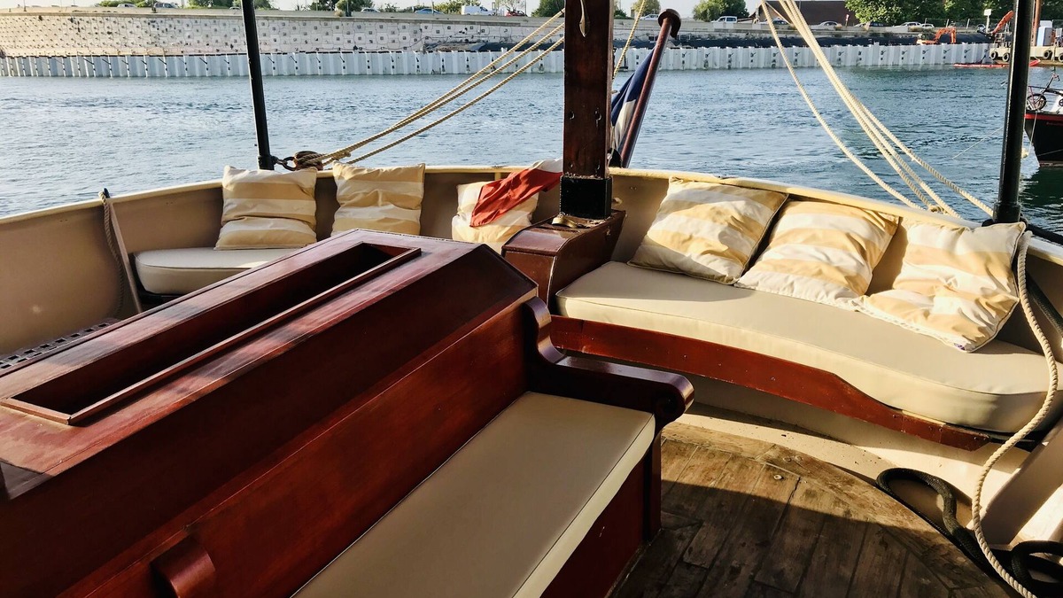 Sete Boat Rental | 2 double cabins and 1 triple cabin on 35m mainsail