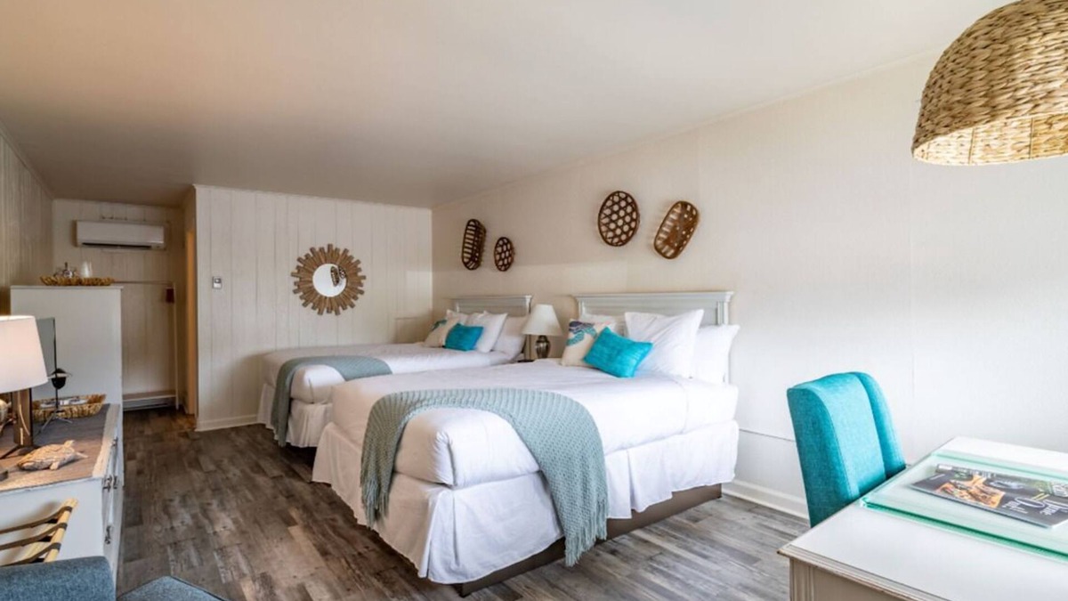 Rehoboth Beach Hotel | 2 Double Queen Rooms | Ocean Glass Inn | Free Parking and Breakfast