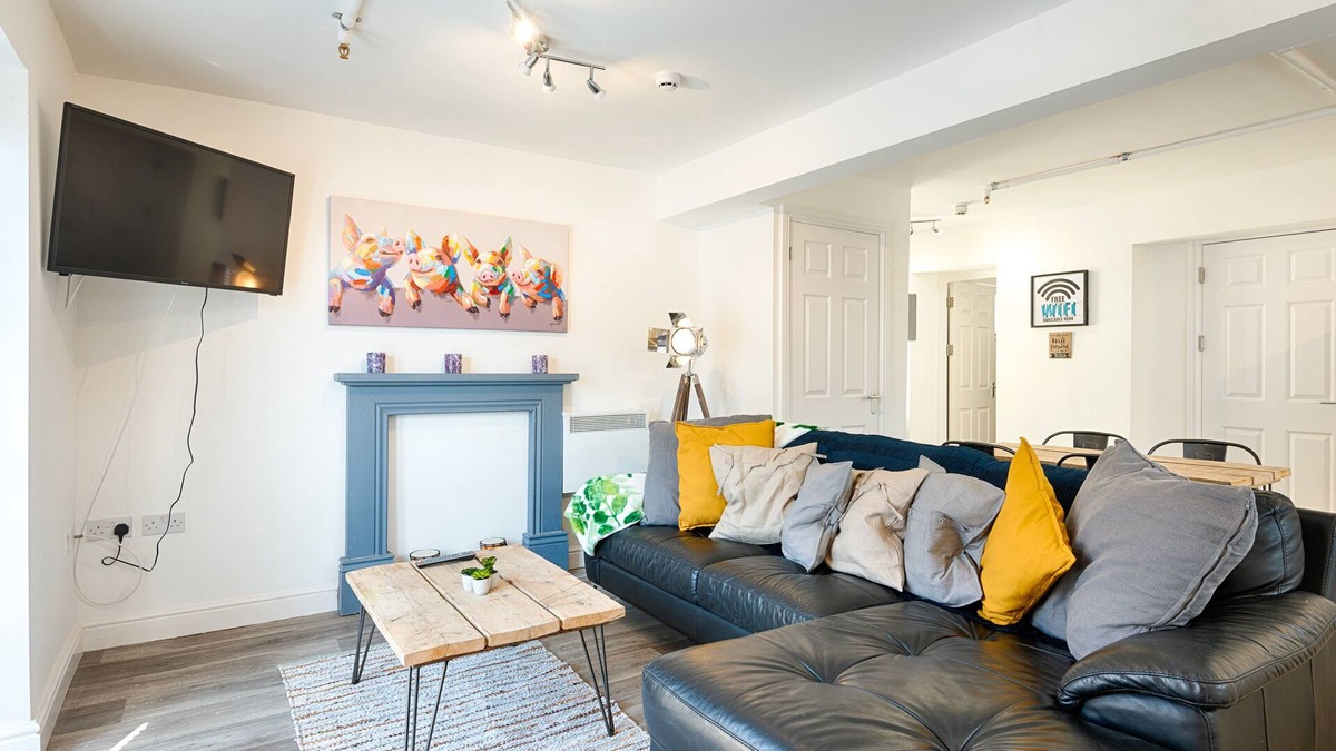 St. Thomas House | 2 Ensuites, Garden, Smart TV's In All Rooms!