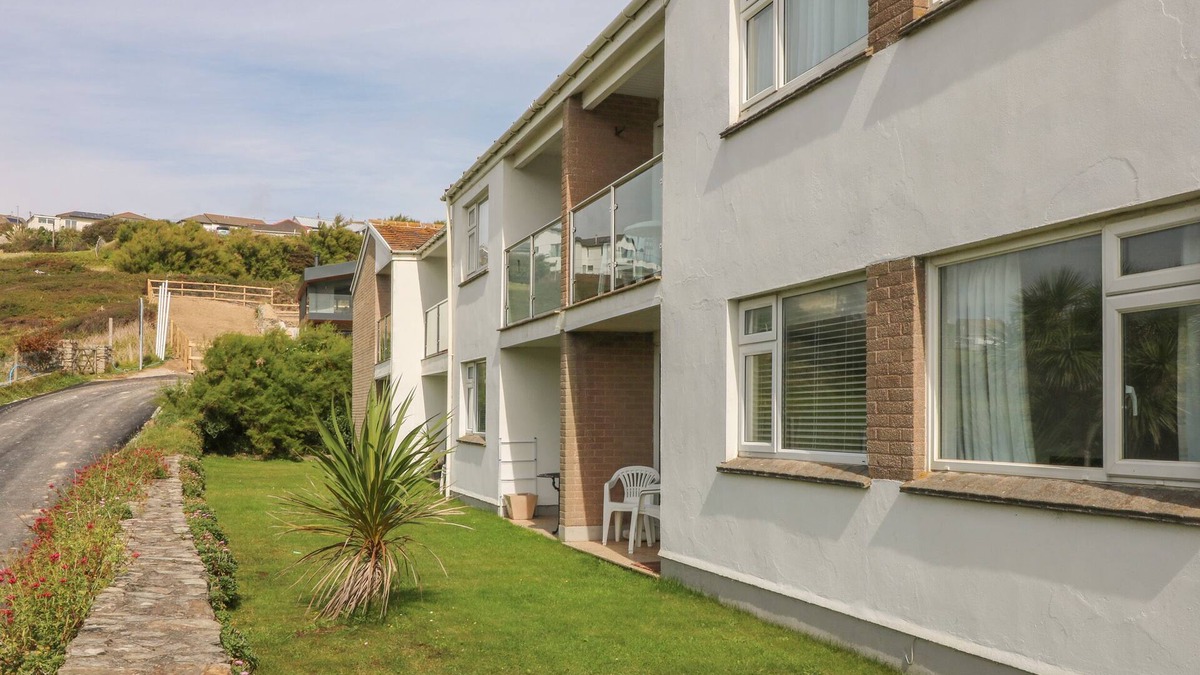 Mawgan Porth Cottage | 2 EUROPA COURT, pet friendly, country holiday cottage in Mawgan Porth
