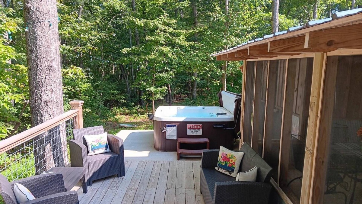 Rising Fawn Cabin | 2 Family Cabins - Hot Tub - Fire Pits - Screened in Porches - 2 miles to Cloudland Canyon Park