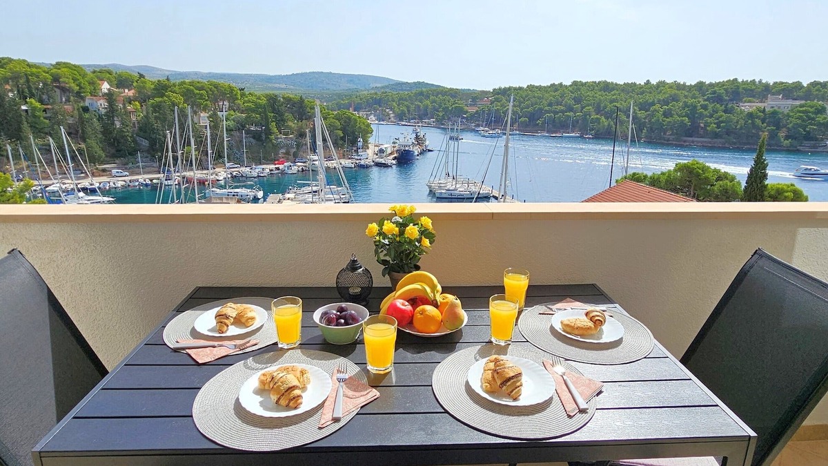 Cove Makarac (Milna) Apartment | 2 Great Swimming Pools & Terraces, Just 100m to Beach, Fabulous Balcony Views