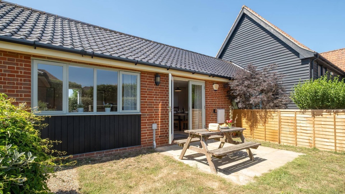Saxmundham Apartment | 2 Hazelwood - sleeps 4 guests in 2 bedrooms