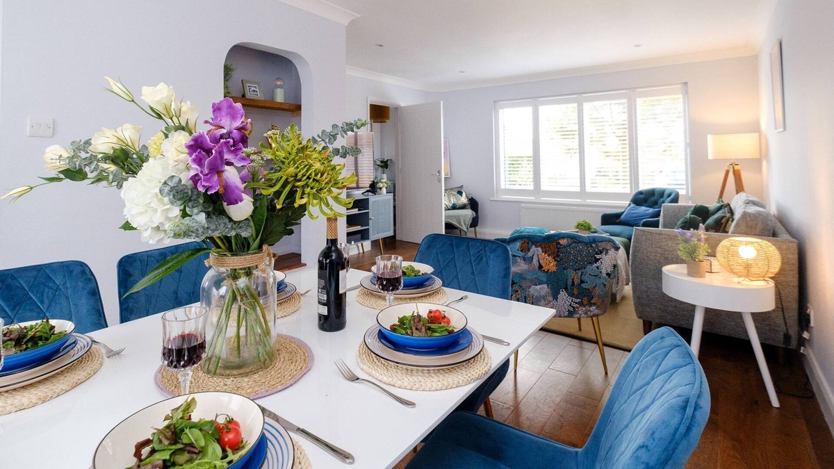 Knodishall Cottage | 2 Hillcrest - sleeps 6 guests in 3 bedrooms
