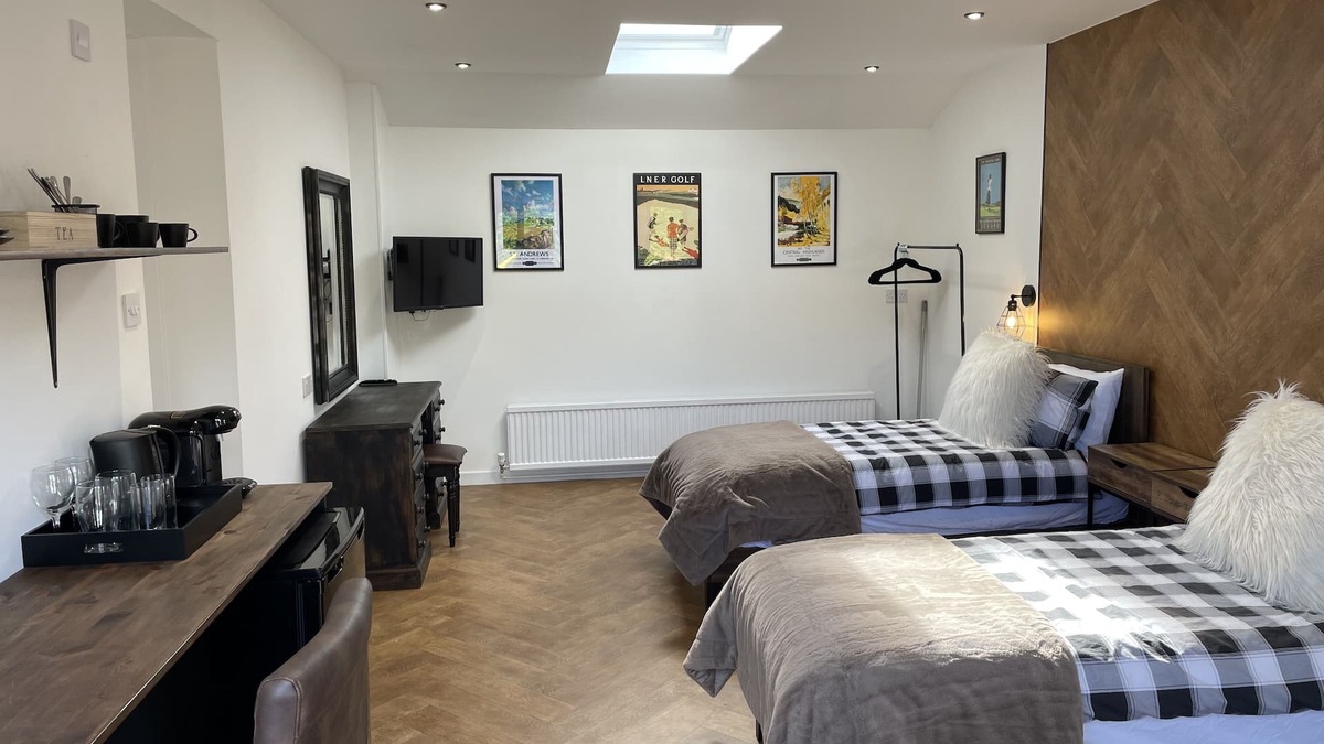 Strathkinness Apartment | 2 hours use of luxury Trackman Golf Studio included, 3 miles from Old Course