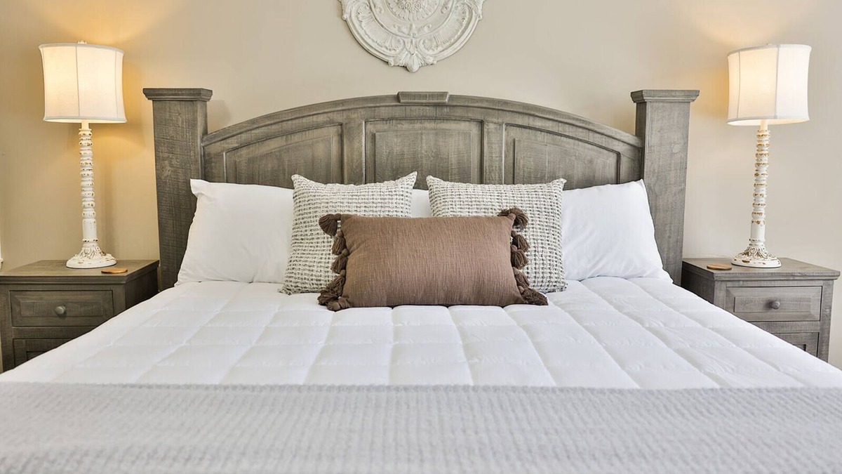 Weaver House | 2 King Bed Master Suites and 1/2 Mile from Chief Ladiga Trails and Elwell Park