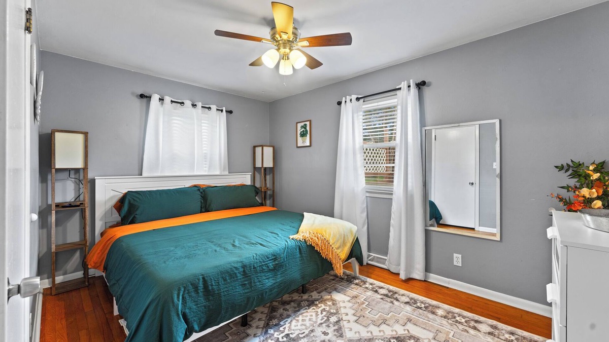 Youngstown House | 2 King Bedroom-Office Space-Garage-Pets Allowed-Millcreek Park