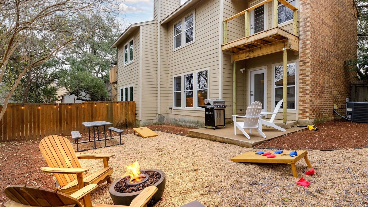 South Lamar House | 2 King Beds -Close to Downtown - Private Backyard