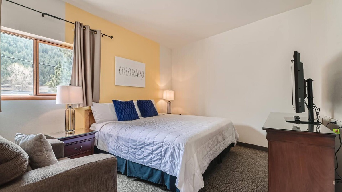 Idaho Springs Hotel | 2 King Suite w/Private Bedroom in Boutique Mtn Motel