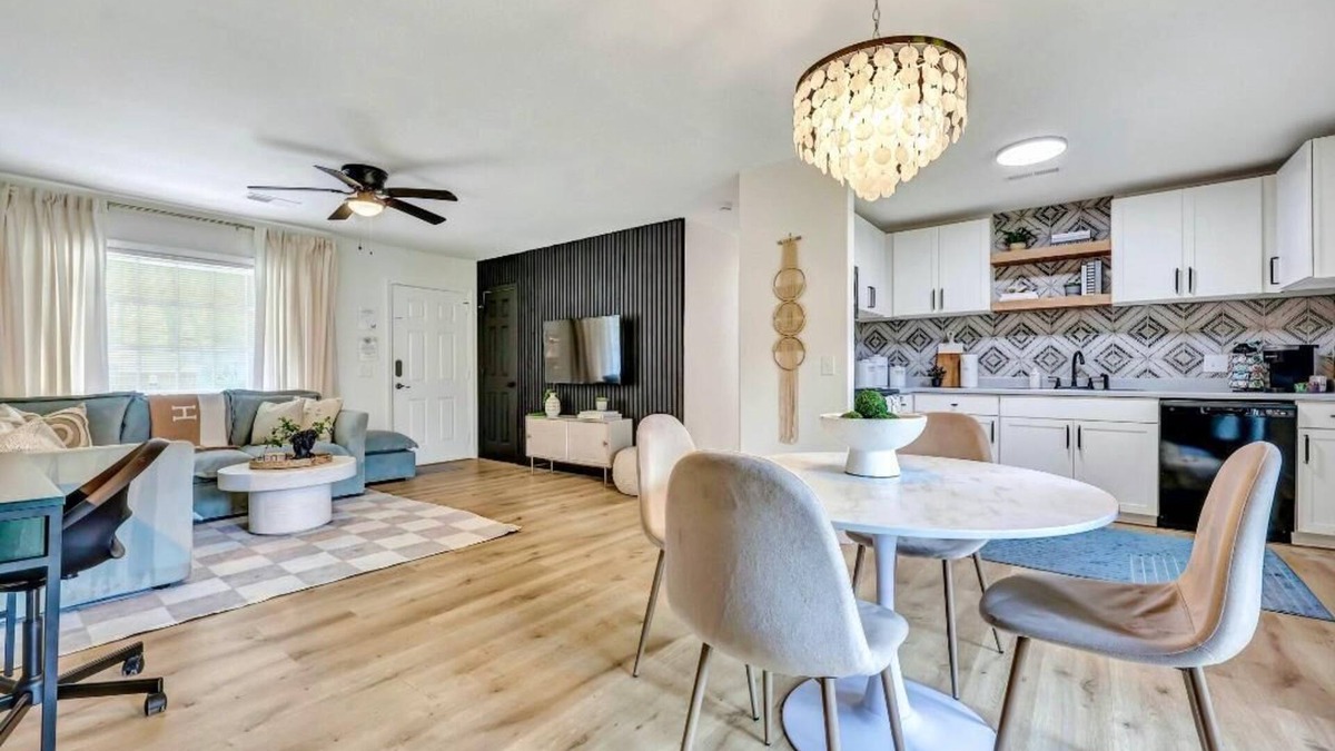 North Charleston House | 2 Kings 1 Queen, 2 Baths, 5 minutes to Airport, 15 minutes Downtown, Fenced Yard