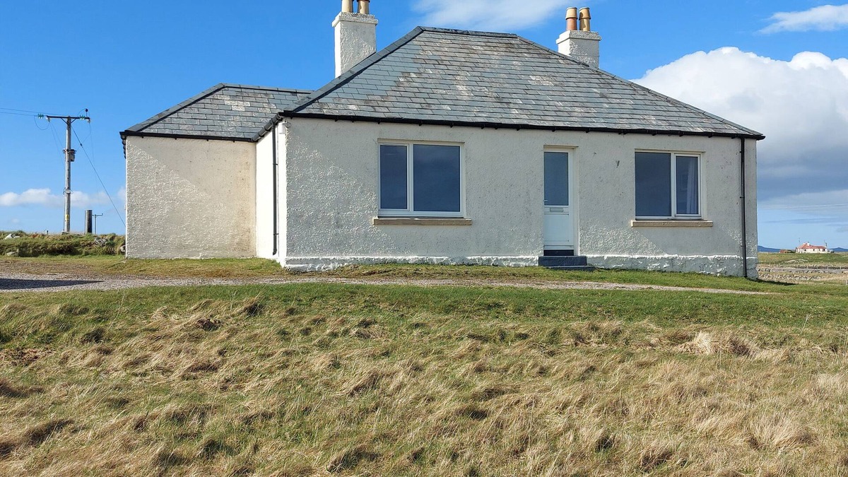 North Uist Cottage | 2 KNOCKQUIEN, pet friendly, country holiday cottage in Balivanich