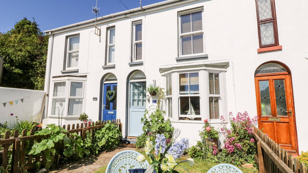 Brading Cottage | 2 LINDEN TERRACE, pet friendly, character holiday cottage in Brading