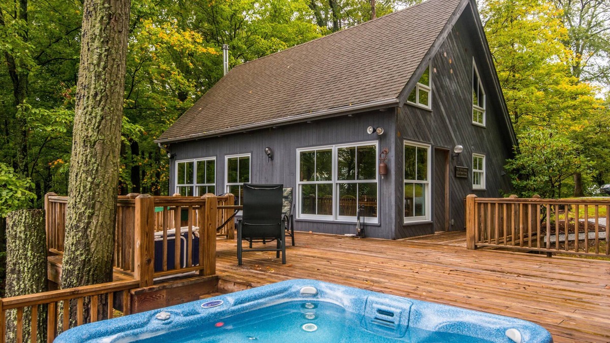 Helmsburg Cottage | 2 Loft BR, 1 BA