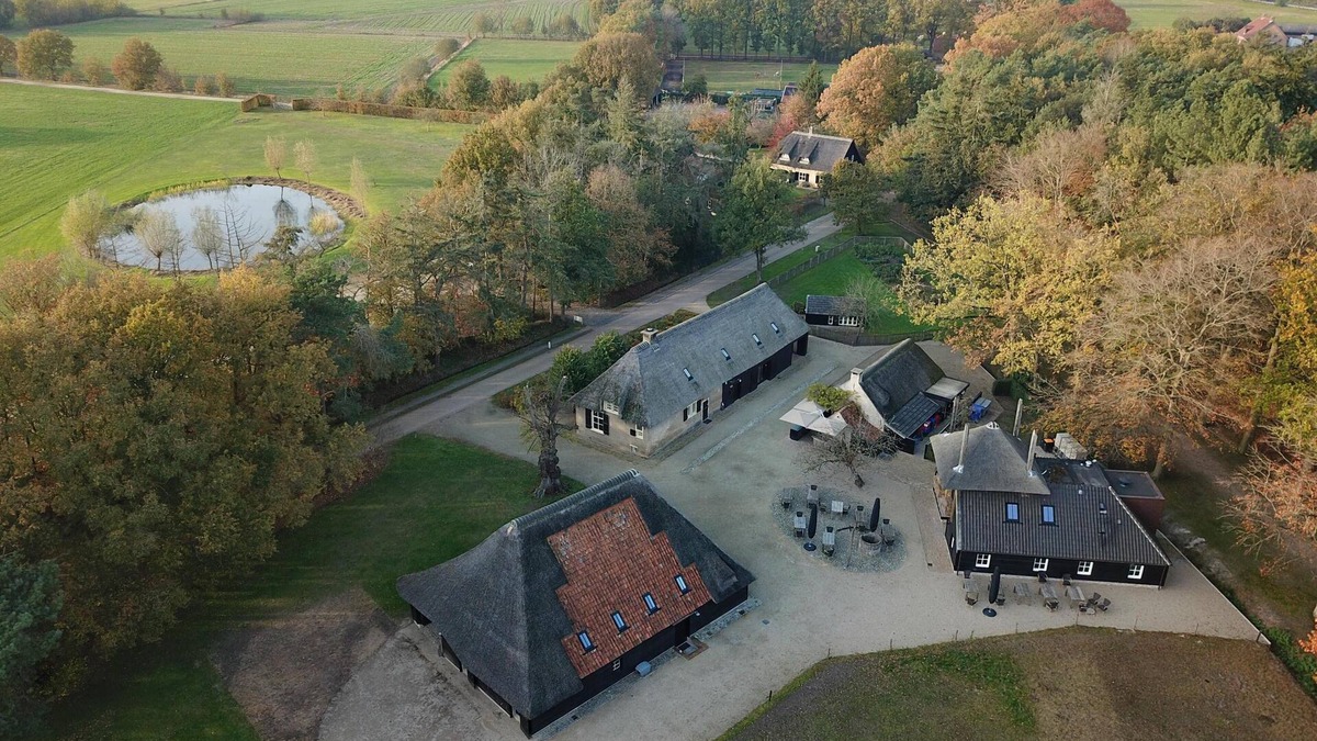 Verspreide huizen Ulvenhout House | 2 luxury accommodations near the forest