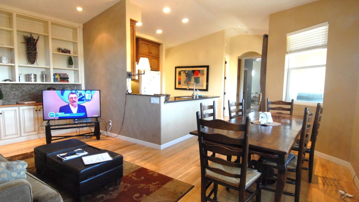 South Oceanside House | 2-Master Suites , 4-bikes, walk to beach/restaurants, A/C