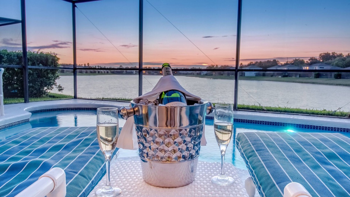 Sunset Lakes House | 2 Masters, Hot Tub, Games Room, Stunning Lake Views, Disney Only 4 Miles!
