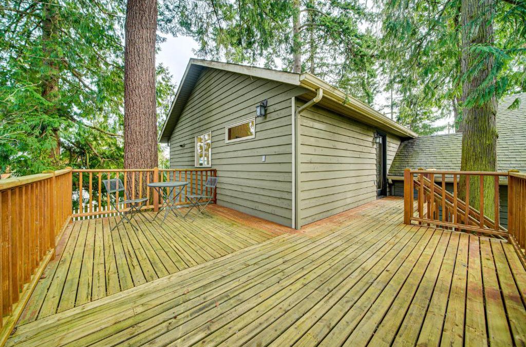 Seattle Metro Area Apartment | 2 Mi to Burien Peaceful Studio with Deck!