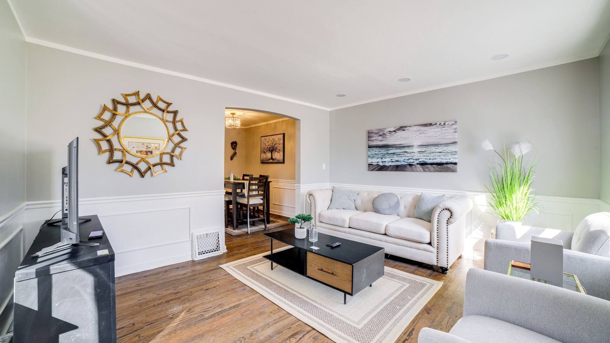 Jeffrey Manor House | 2 Mi to Calumet Park & Beach: Windy City Escape!