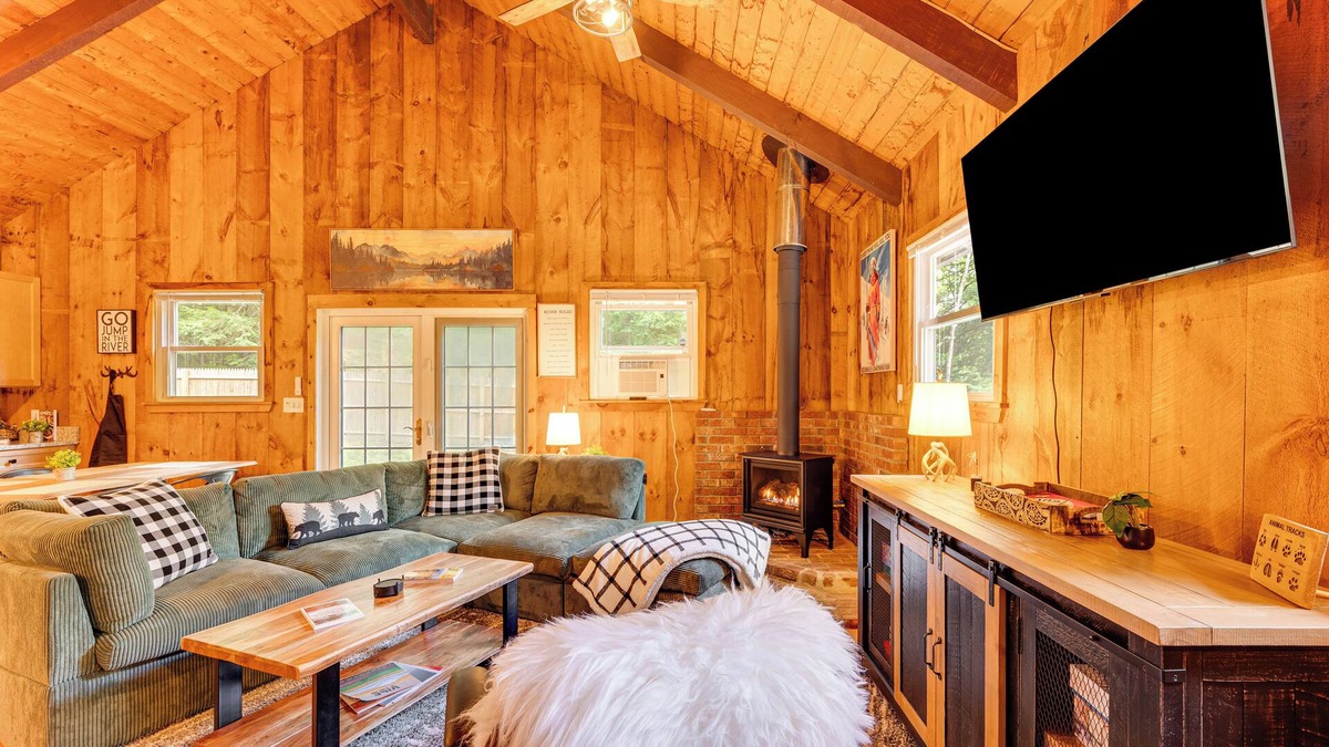 Conway Cabin | 2 Mi to Conway: Cozy Cabin w/Grill & Yard!