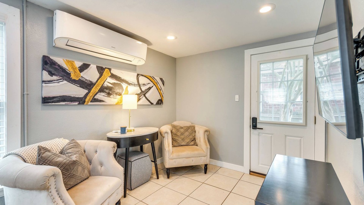 East Hill Apartment | 2 Mi to Dtwn Pensacola: Dog-Friendly Apartment