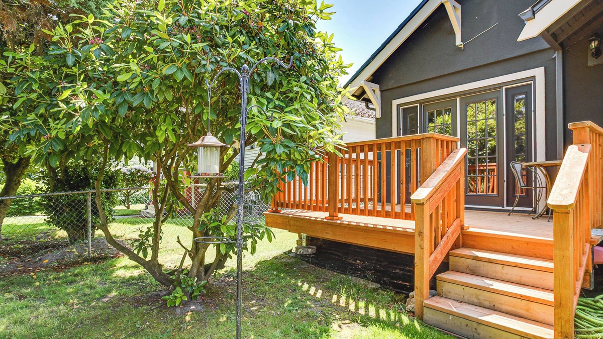 Hilltop Cottage | 2 Mi to Dtwn Tacoma: Charming Home w/Deck & Yard!