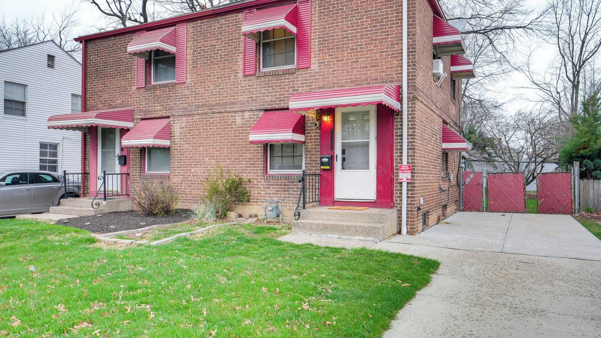 Euclid House | 2 Mi to Lake Erie: Home w/Yard in Euclid!