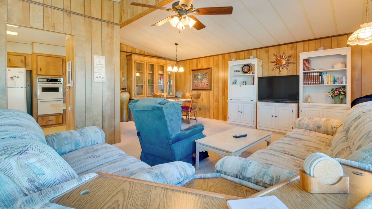 Desert Hills House | 2 Mi to Lake Havasu: Pet-Friendly Home w/Grill!