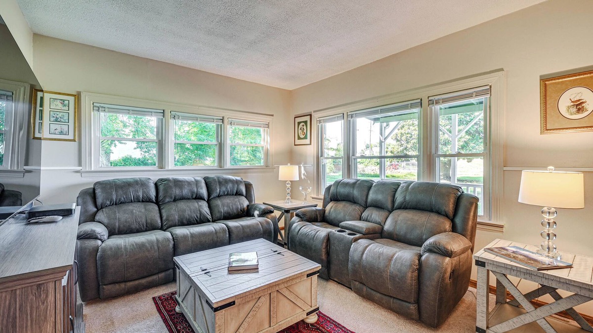 Oak Grove House | 2 Mi to Oak Grove Racing & Gaming: Home on 1 Acre