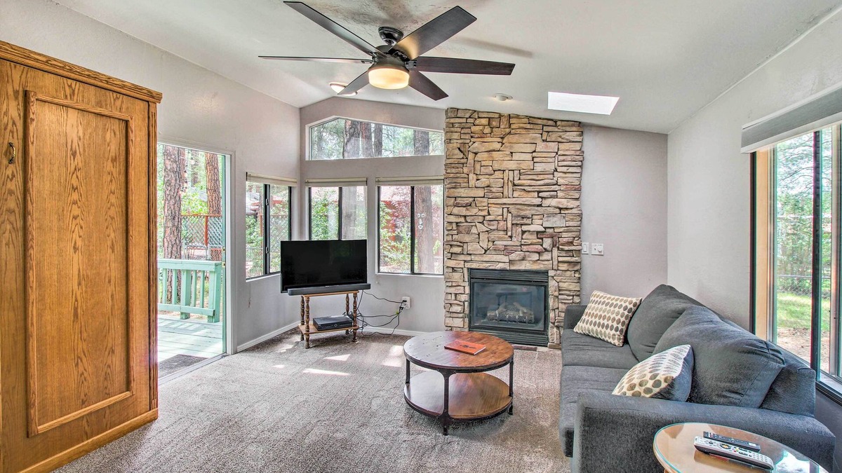 Pinetop-Lakeside Cottage | 2 Mi to Rainbow Lake: Woodsy Retreat w/Deck!