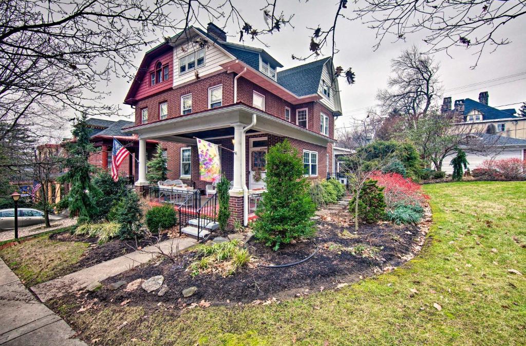 Reading House | 2 Mi to Reading Pagoda Spacious Home with Deck!