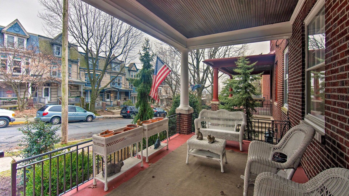 Reading House | 2 Mi to Reading Pagoda: Spacious Home w/Deck!