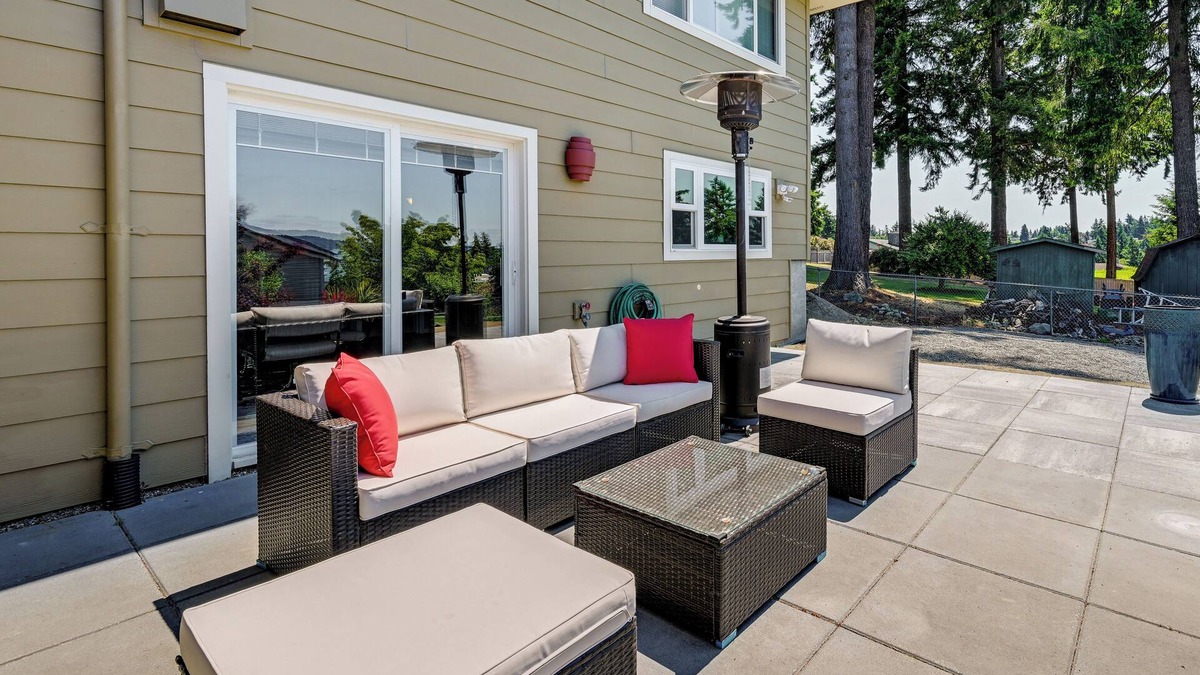 Des Moines Apartment | 2 Mi to Saltwater State Park: Home in Des Moines