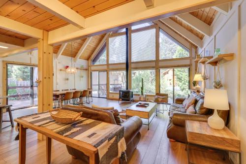 Lake Forest House | 2 Mi to Skylandia Beach Tahoe City Home with Deck
