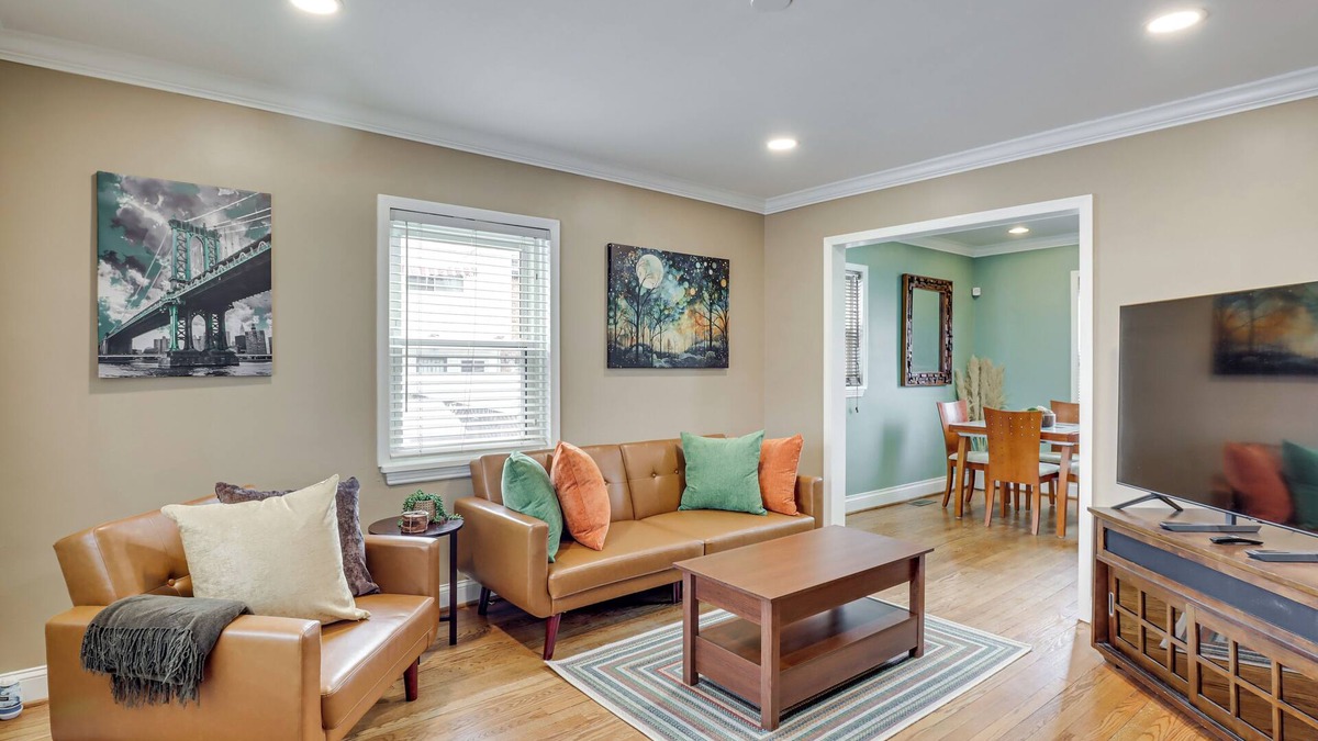 Northeast House | 2 Mi to The Fields At RFK Campus: DC Getaway