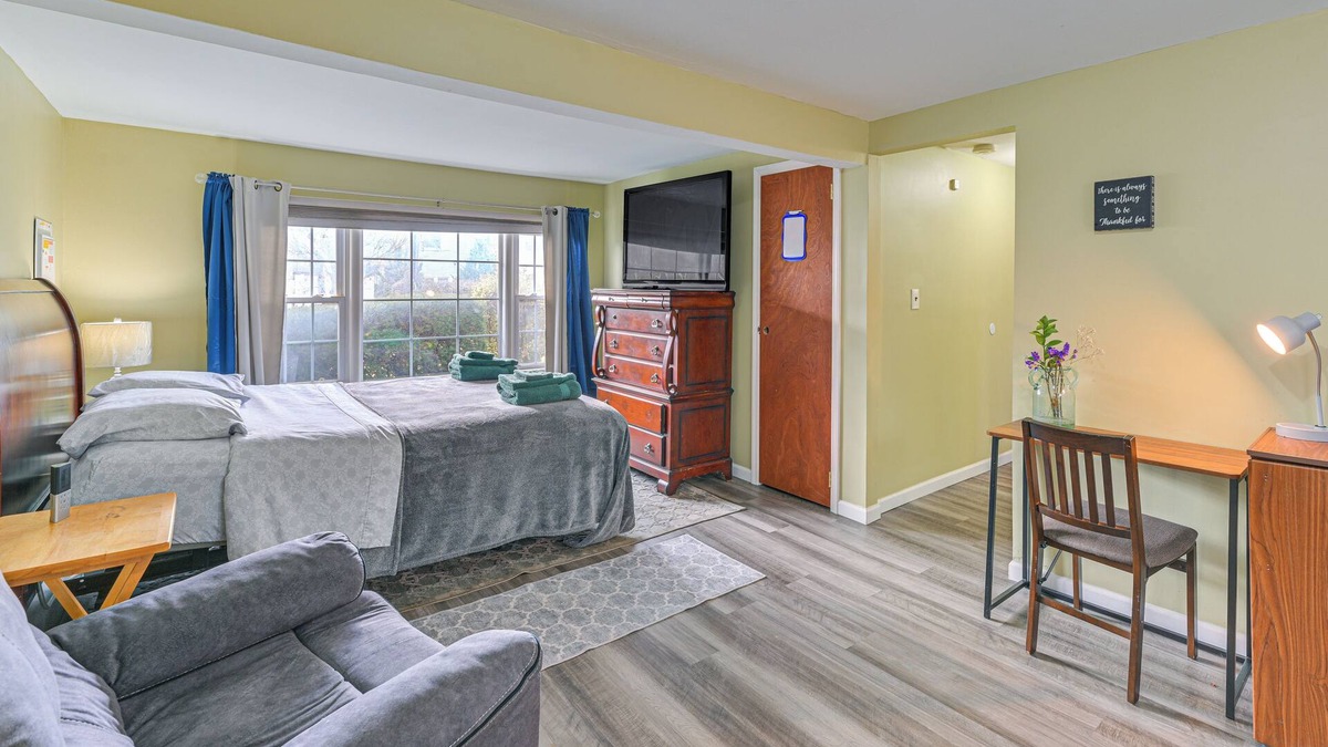 Floral Park Apartment | 2 Mi to UBS Arena: WFH-Friendly Couple's Retreat
