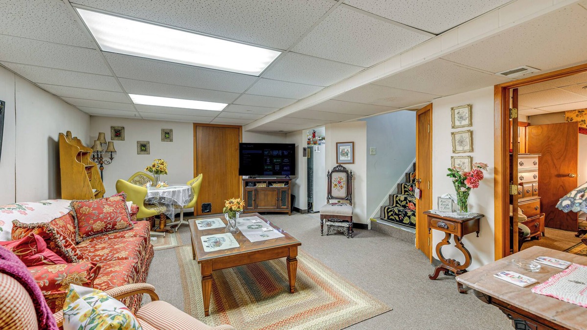 Cheektowaga Apartment | 2 Mi to Walden Galleria: Apartment w/Patio
