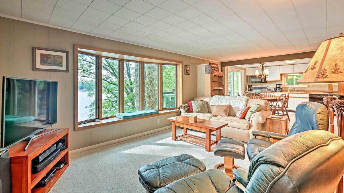 Le Roy House | 2 Mi to Winery: Le Roy Escape w/Fire Pit & Views