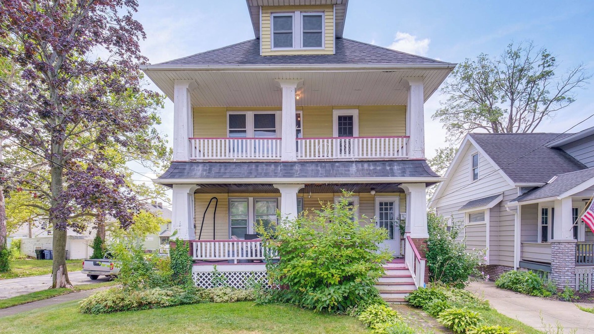 Old Brooklyn Apartment | 2 Mi to Zoo: Charming Apt w/Balcony in Cleveland