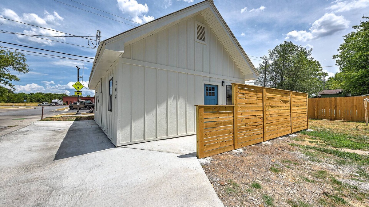Rogers Cottage | .2 miles to Downtown Rogers on the Railyard bike trail